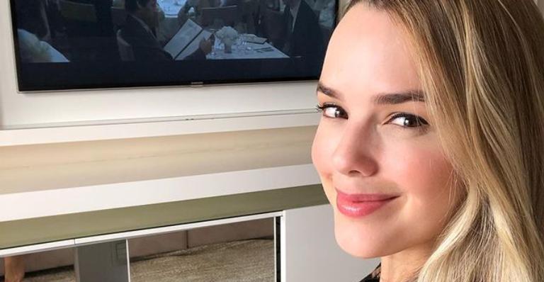 Thaeme arranca suspiros ao relembrar visual arrasador: ”Saudade de se arrumar pro show”