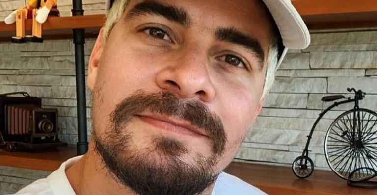 Thiago Martins posa abraçado com violão e fãs se derretem: ”Um anjo sem asas”