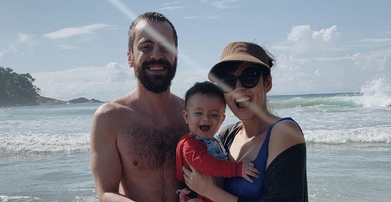 Titi Müller mostra o filho muito animado ouvindo Tomás Bertoni tocar violão