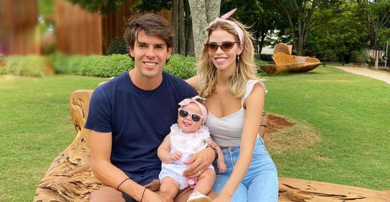 Carol Dias derrete corações ao combinar looks com a filha: ”Combinando com a mamãe”