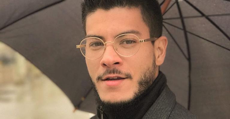 Arthur Aguiar celebra aniversário de 32 anos com reflexão: ”Acordado, inteiro e consciente”