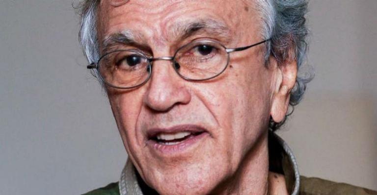 Caetano Veloso é vacinado contra a Covid-19: ”Vacinar-se é o certo”