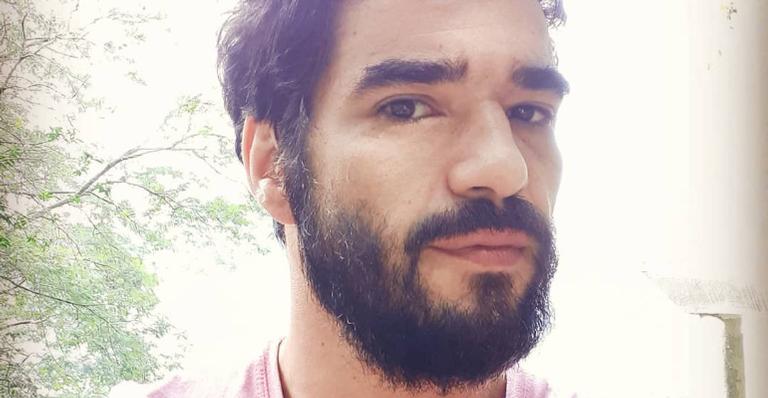 Caio Blat surpreende web com barba longa em clique no morro do Vidigal