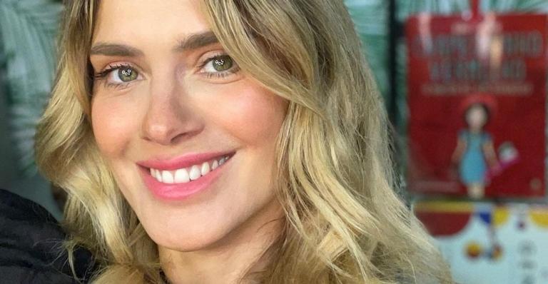 Carolina Dieckmann esbanja beleza ao posar dançando de maiô: ”Perfeição”
