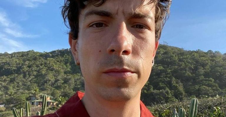 Com guitarra em mãos, Di Ferrero posa em estúdio e confessa: ”Saudade de show que chama”