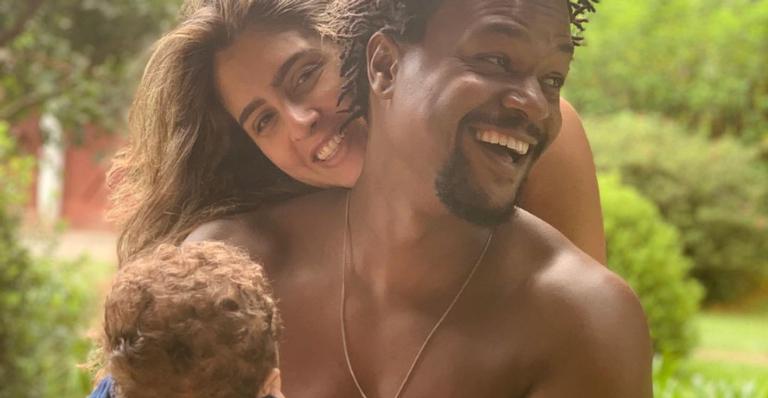 David Junior surge combinando look com a família em clique antigo: ”Venci na vida!”