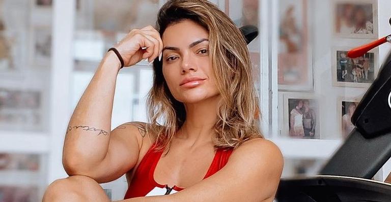 De biquíni fio dental, Kelly Key exibe corpaço absurdo em vídeo saindo do mar: ”Sensacional!”
