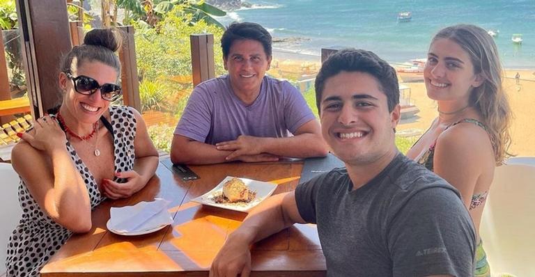 Em clima de TBT, César Filho relembra clique da família: ”Maiores presentes da minha vida”