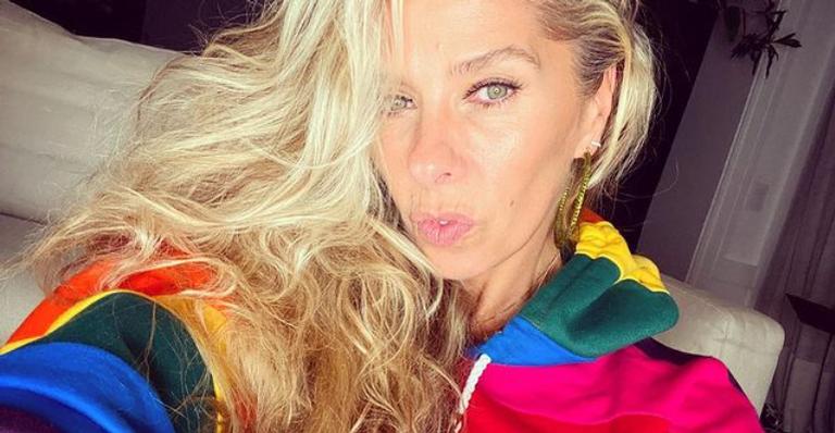 Em Copacabana, Adriane Galisteu posa de biquíni em varanda de frente para a praia: “Maravilhosa!”