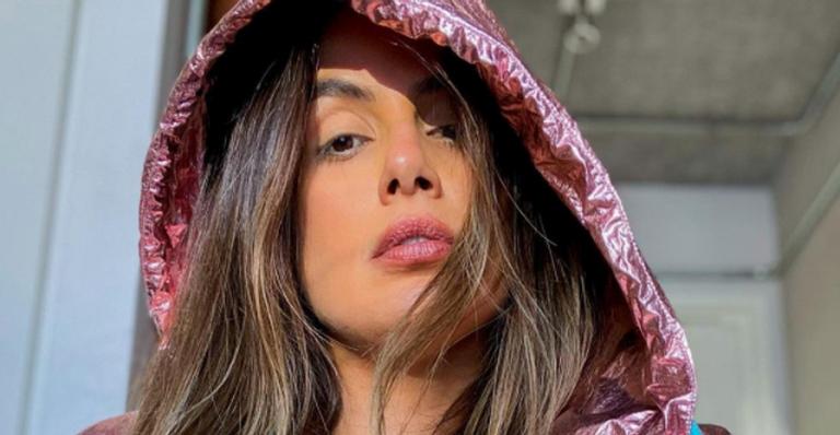 Ex-BBB Carol Peixinho posa decotada na web e é elogiada