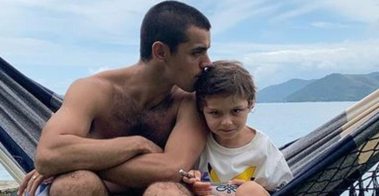 Felipe Simas se declara ao posar com o filho mais velho, Joaquim: ”O amor tomou conta”