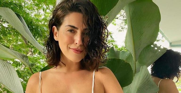 Fernanda Paes Leme posa com regata cavadíssima e fãs elogiam: ”Maravilhosa”