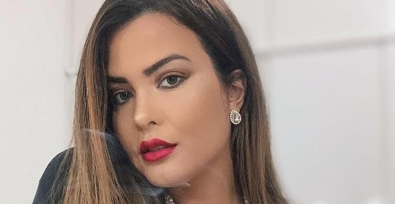 Geisy Arruda posa com maiô cavadíssimo e recortado e ostenta corpaço no mar de Alagoas: ”Deusa”