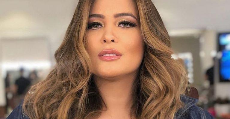 Geisy Arruda posa de costas e bumbum chama atenção em praia do Nordeste
