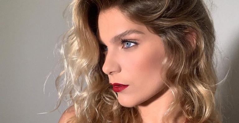 Sem sutiã, Isabella Santoni posa de blazer aberto e exibe decote perfeito: ”Musa”
