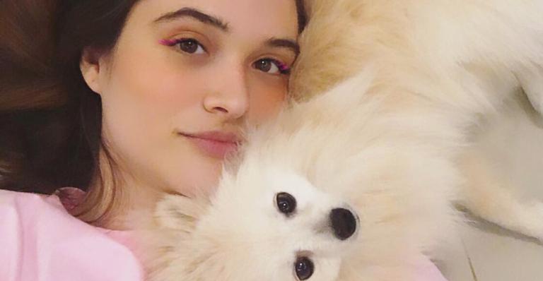 Juliana Paiva surge agarradinha com seu cachorrinho: ”Chamego meu”