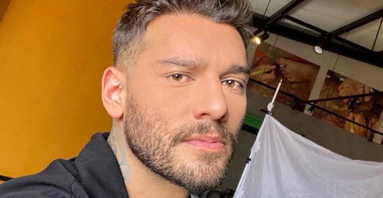 Lucas Lucco surge ao telefone em foto e brinca: ‘Preciso saber se Lumena libera o lançamento do DVD’