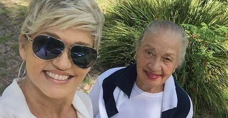 Mãe de Andréa Nóbrega recebe 2ª dose da vacina contra Covid-19: ”Graças a Deus”