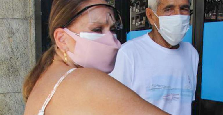 No Rio, Susana Vieira é vacinada contra a Covid-19