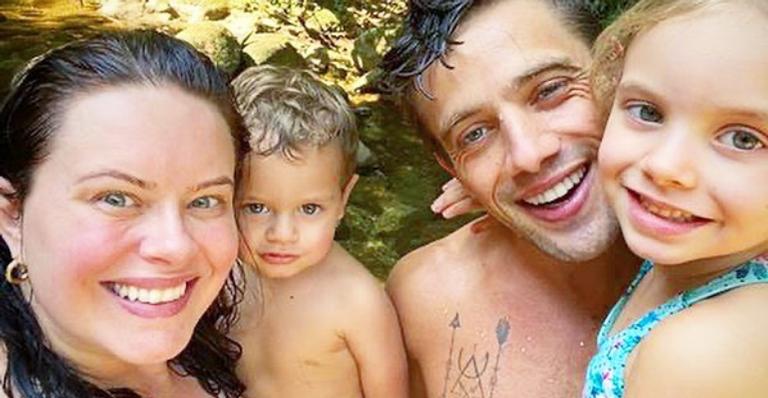 Rafael Cardoso posa ao lado de sua família em meio a natureza