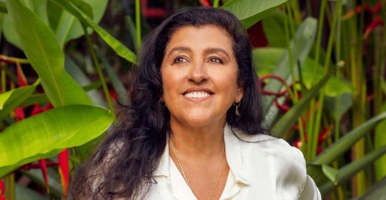 Regina Casé publica registro antigo ousado e faz piada com Dona Lurdes