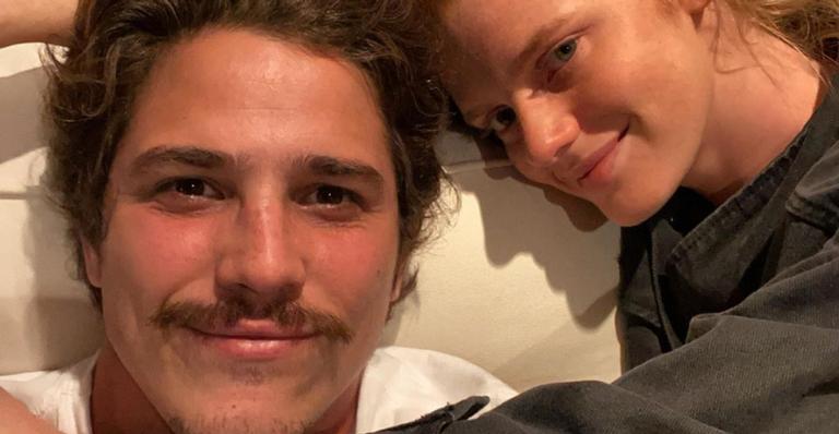 Romulo Arantes Neto celebra 2 anos de namoro com Sonia Vasena: ”Obrigado por me fazer tão bem”
