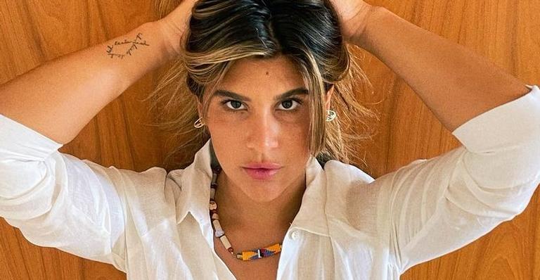Sem sutiã, Giulia Costa posa só com camisetão aberto e arranca suspiros: ”Uma obra-prima!”