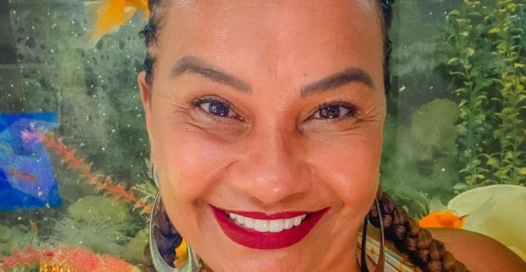 Solange Couto empina o bumbum com biquíni fio dental e para tudo com curvas: ”Eita corpão!”
