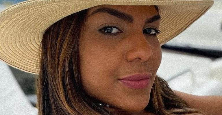 Tays Reis posa de costas com biquíni fio dental e exibe corpaço impecável: ”Que bumbum é esse?”