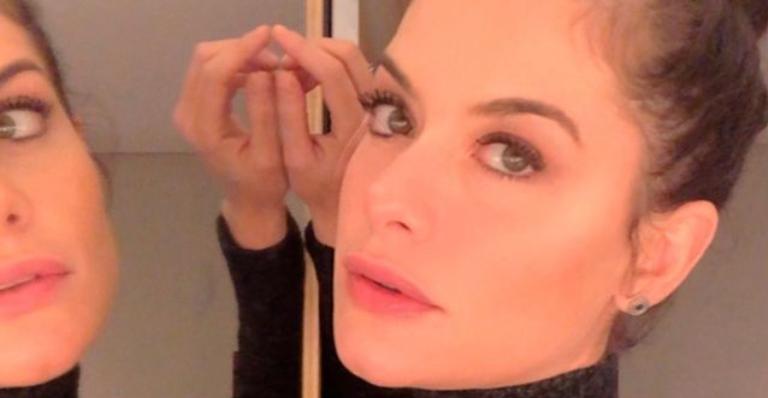 Alinne Moraes para tudo ao exibir a caracterização de sua nova personagem