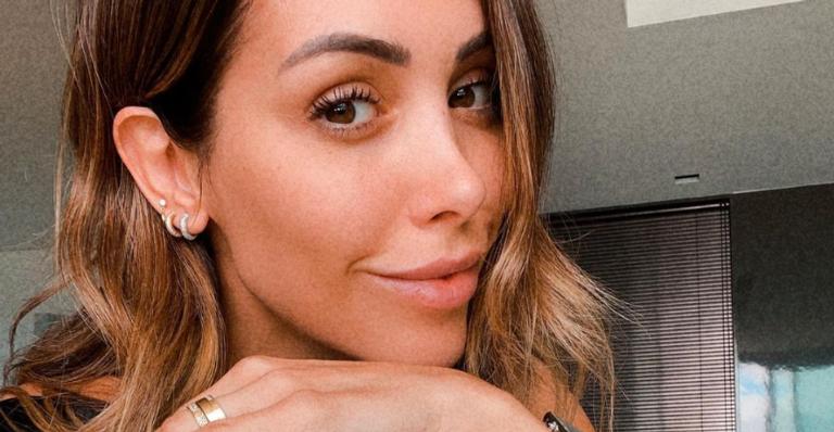 Bella Falconi mostra filha caçula andando em carro de brinquedo e se diverte: ”Sextou”