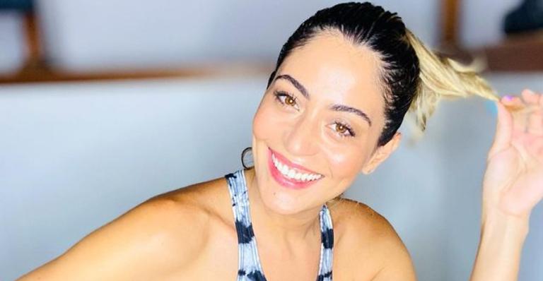 Carol Castro arranca suspiros ao posar sorridente em meio à natureza