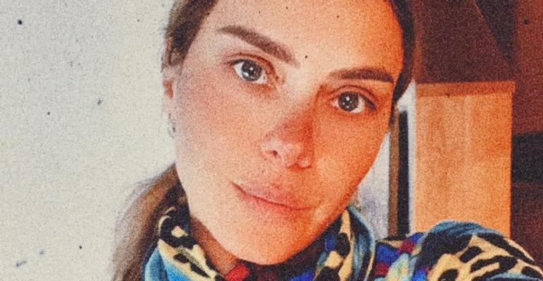 Carolina Dieckmann posa sem maquiagem e rouba a cena com sorriso: ”Maravilhosa”