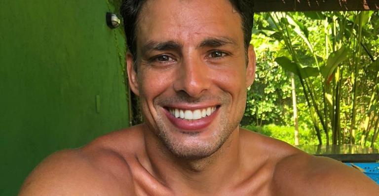 Cauã Reymond posta clique debaixo d’água e web elogia: ”Gato tomando banho”