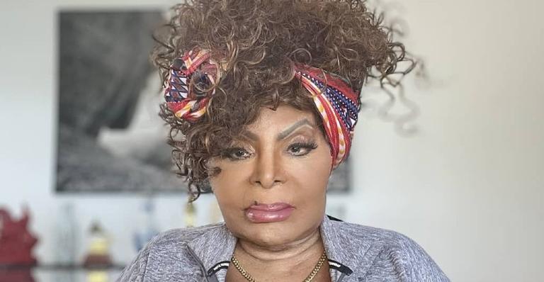 Após tomar a segunda dose da vacina, Elza Soares desabafa: ”Queria comemorar, mas não seria justo”
