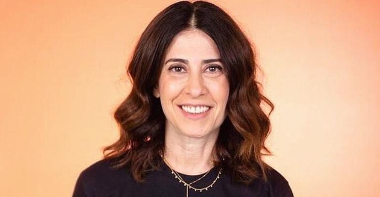 Ao posar em camarim, Fernanda Torres eleva as expectativas de seus fãs: ”Vem novidade”