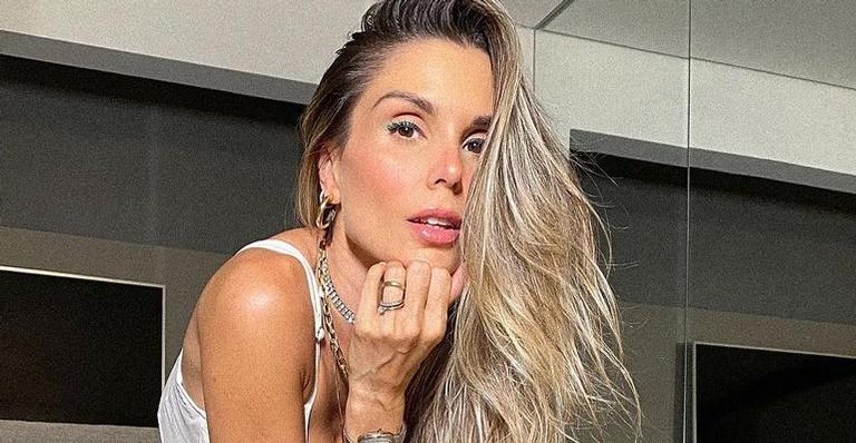 Flávia Viana posa com maiô fio dental recortado e para tudo com curvas impecáveis: ”Que corpo!”