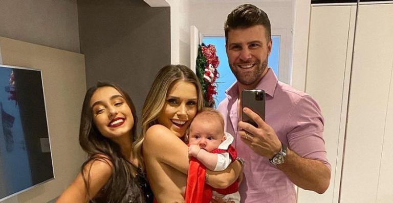 Flávia Viana publica lindo clique na praia com a família e se declara: ”Minha base”