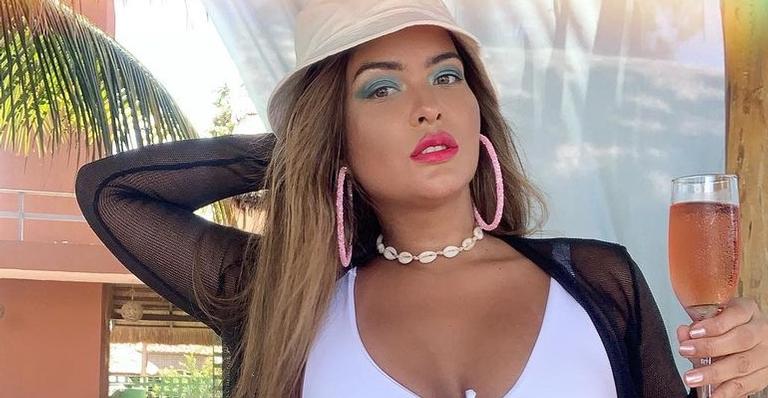 Com maiô minúsculo, Geisy Arruda tampa só o essencial e esbanja corpaço durante passeio de barco