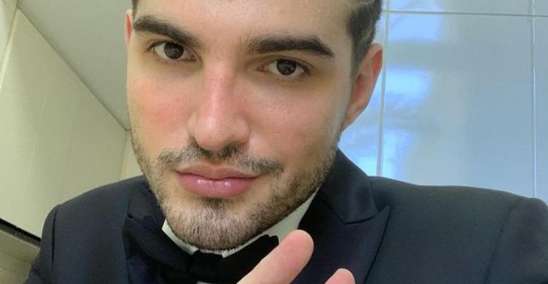 Jão se arruma da cintura para cima e brinca: ”Entrevistas em 2021”