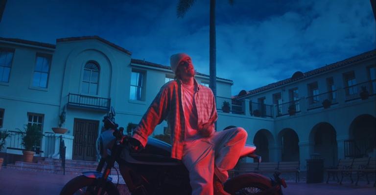 Justin Bieber foge da polícia para salvar um grande amor no clipe de ‘Hold On’