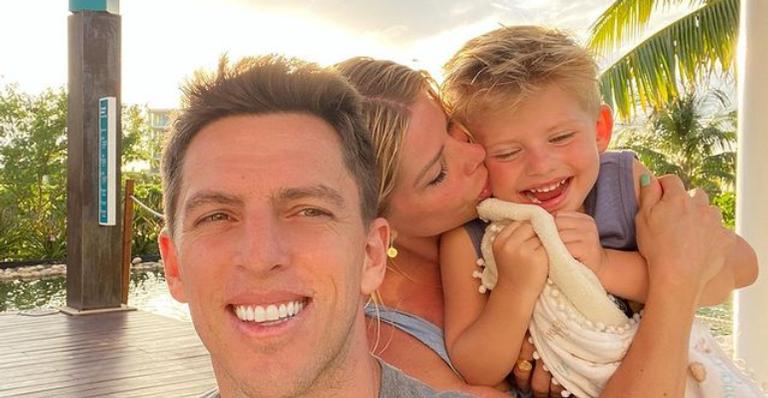 Karina Bacchi encanta web com fotos de viagem em família: ”Delícia de momentos”