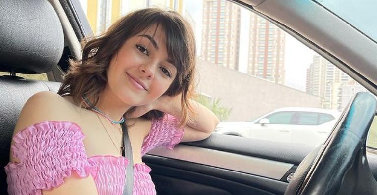Klara Castanho arrasa ao posar para lindos cliques diante do espelho