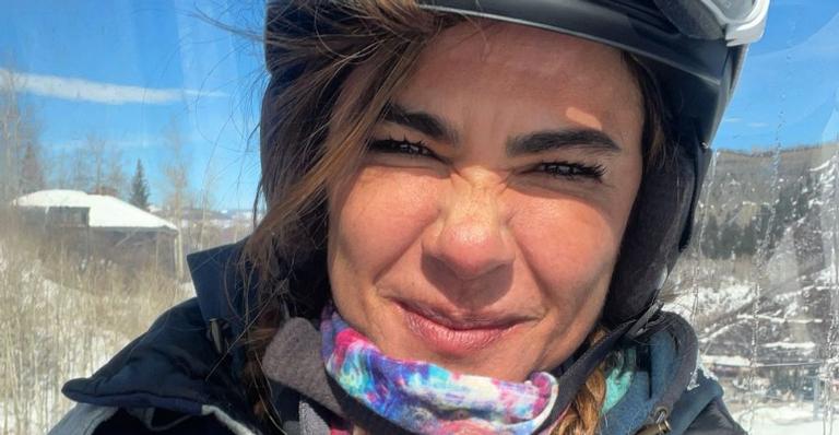 Em Aspen, Luciana Gimenez posa com equipamentos de esqui em meio a neve: ”Friozinho por aqui”