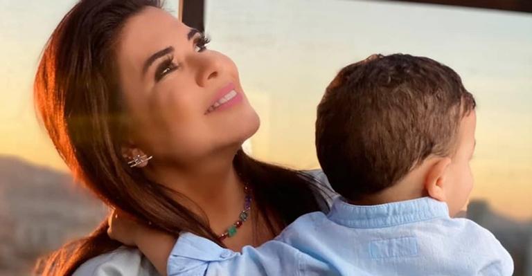 Mara Maravilha posa com o filho e relembra da mãe: ”Está sorrindo olhando o seu netinho”