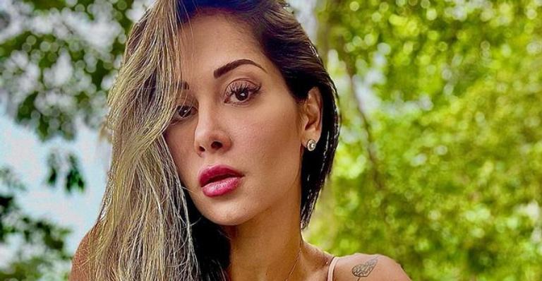 Mayra Cardi derrete corações ao posar com belíssimo vestido longo