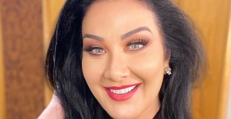 Na praia, Helen Ganzarolli posa belíssima de biquíni e ostenta produção impecável