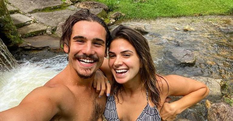 Nicolas Prattes posa agarradinho com a namorada na cachoeira: ”Consagrados”