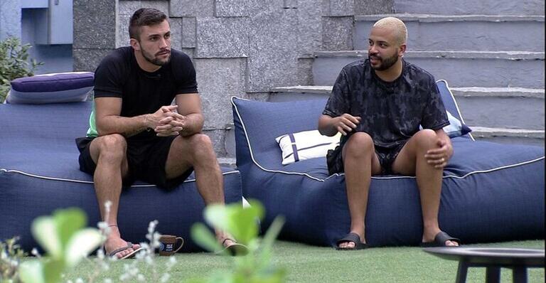 BBB21: Arthur reclama de brothers e Projota dispara para o amigo: ”Você dá uma viajada”