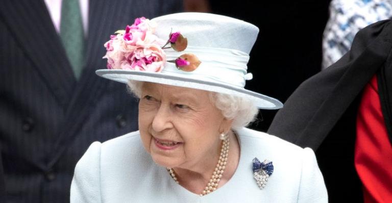 Rainha Elizabeth II é presenteada com dois cachorros enquanto Philip está internado